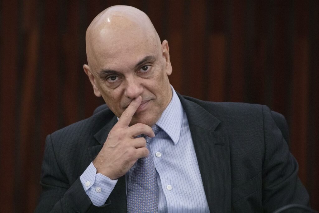 Moraes pede dados de líderes de atos em QGs das Forças Armadas