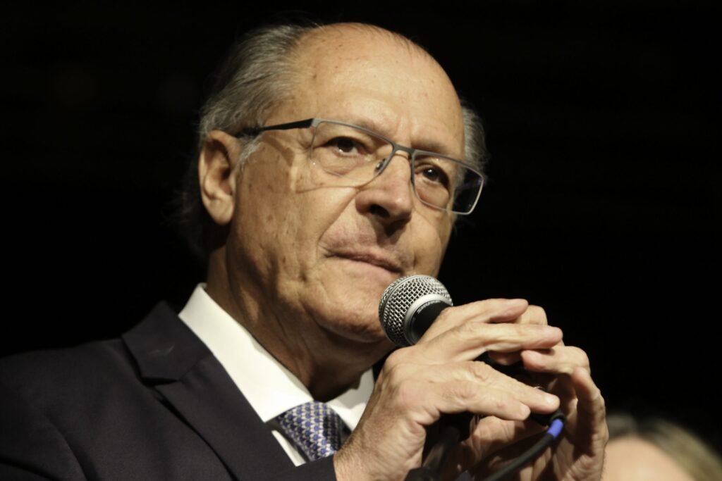 Alckmin anuncia Janones, advogado de Lula e ex-ministro tucano para a transição