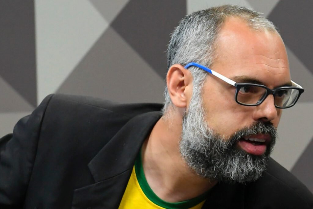 Alexandre de Moraes cancela passaporte de Allan dos Santos, diz site