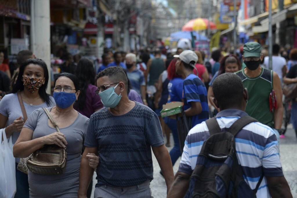 BH volta a obrigar uso de máscara em serviços de saúde e transporte