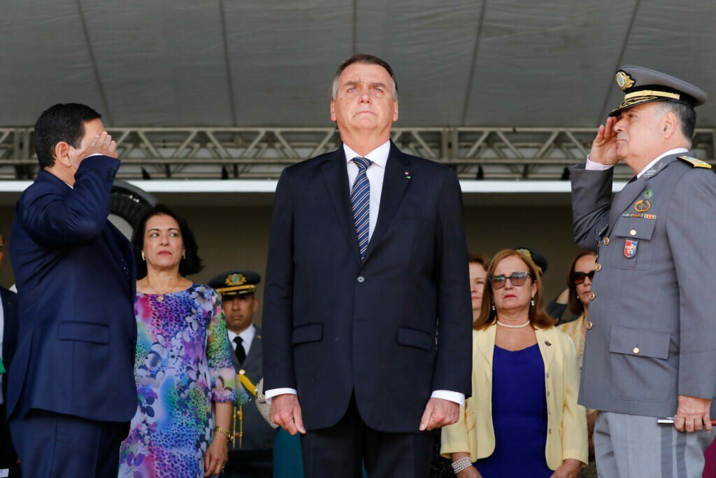 Bolsonaro não discursa em evento, mas acena a apoiadores