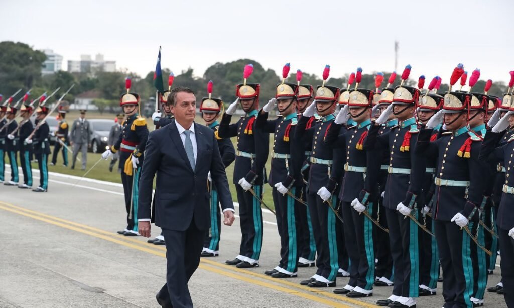 Bolsonaro participa de cerimônia com militares no Rio de Janeiro