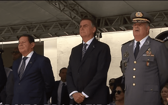 Bolsonaro participa de evento militar no Rio de Janeiro