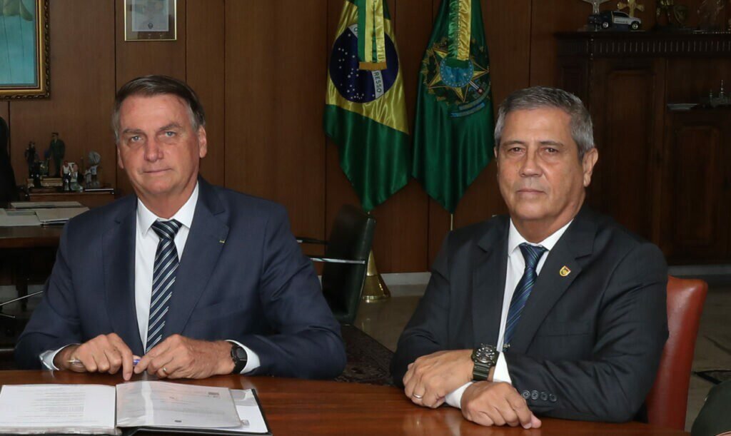 Braga Netto diz que Bolsonaro está recuperado da infecção
