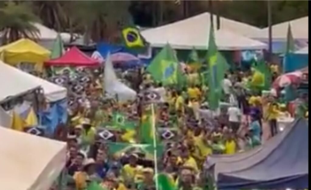 Cidadãos de Rondônia chegam ao QG do Exército em Brasília
