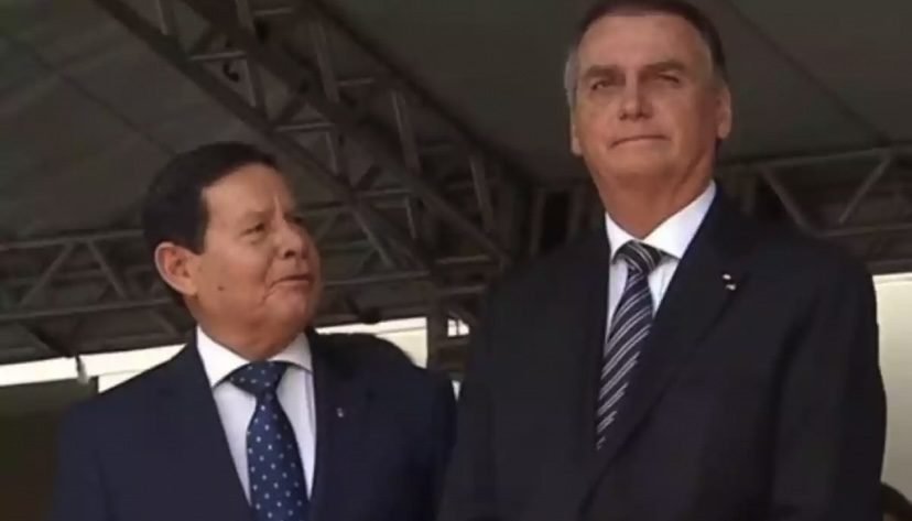 Em evento militar, conversa de Mourão com Bolsonaro é registrada pelas câmeras e viraliza nas redes sociais