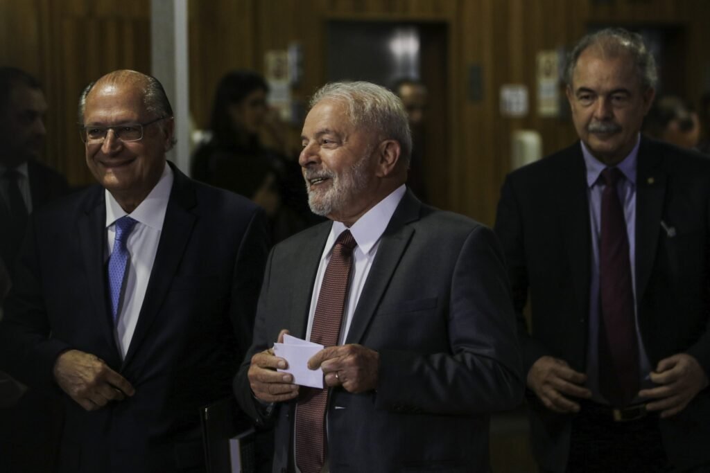 Equipe de transição de Lula tem maioria de homem, branco, petista e paulista
