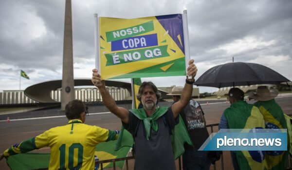 FOTOS: Brasileiros ignoram a Copa e se mantêm no quartel