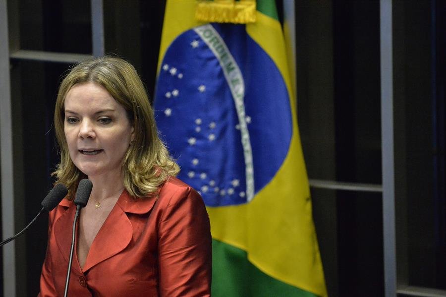 Gleisi afirma que Bolsonaro deu aval para transição de governo