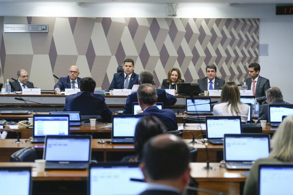 Indicados por Bolsonaro ao STJ são aprovados na CCJ do Senado