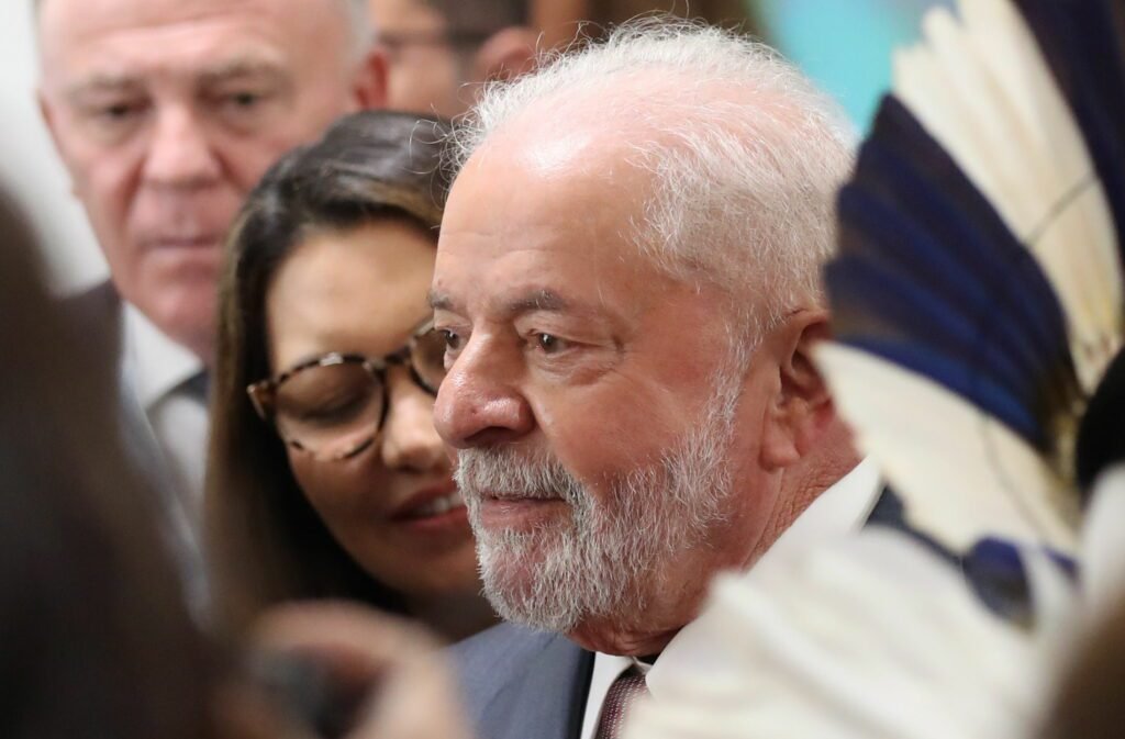 Lula chega a Brasília para negociar PEC e definir ministros