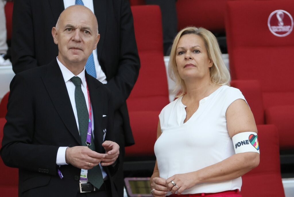 Ministra alemã usa faixa LGBTQ proibida pela FIFA