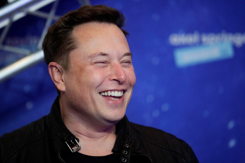 Musk diz que vai restabelecer contas suspensas no Twitter