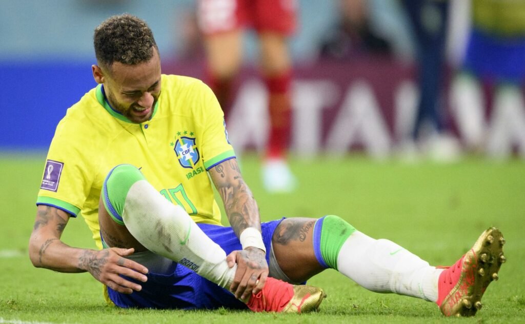 Neymar terá lesão no tornozelo avaliada até sábado
