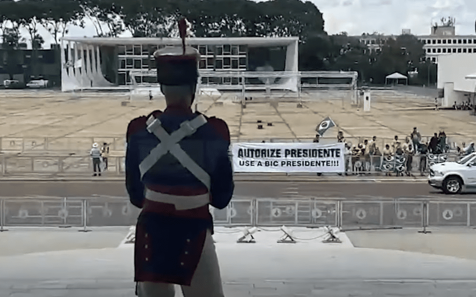 “Use a Bic, presidente”, diz faixa estendida diante do Planalto