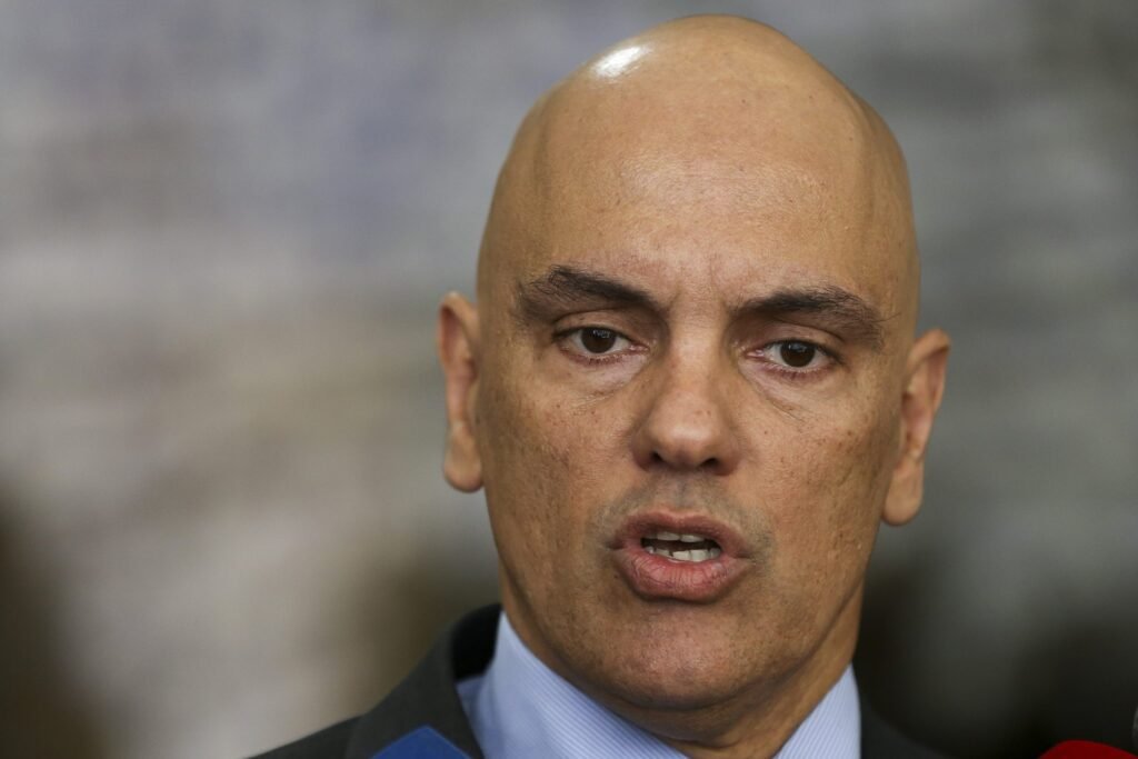 Alexandre de Moraes afasta do cargo prefeito que apoiou protestos considerados golpistas