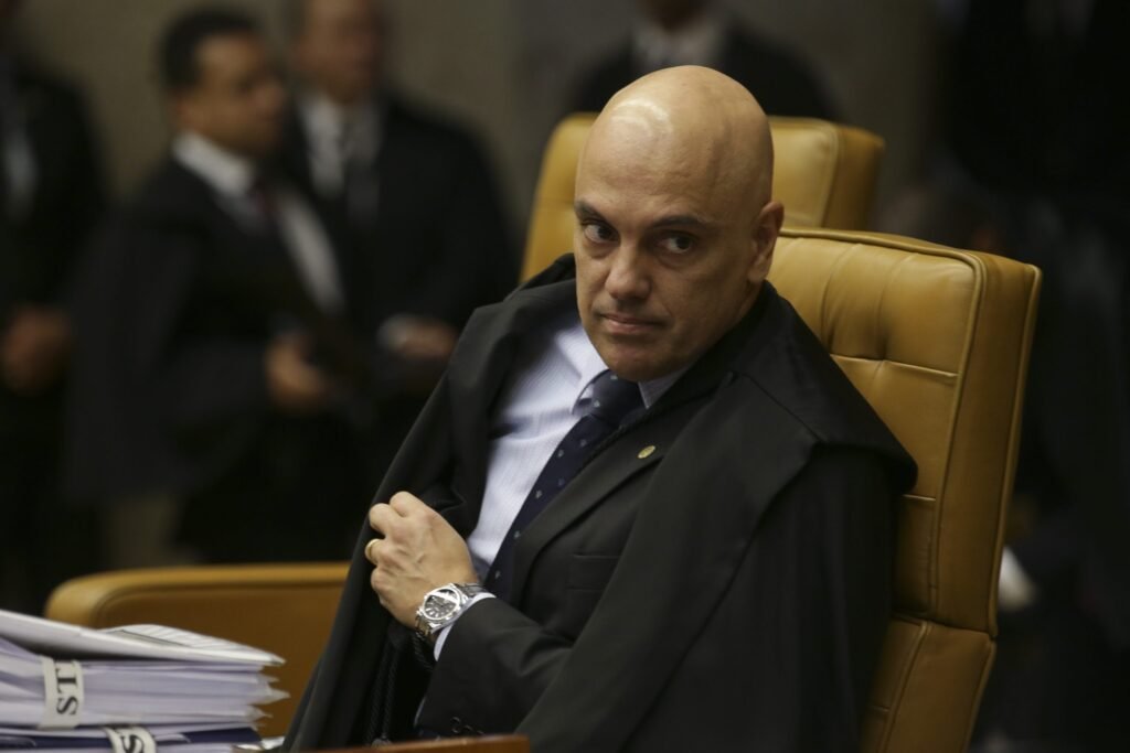 Alexandre de Moraes rejeita pedido de Zambelli para reativar redes sociais