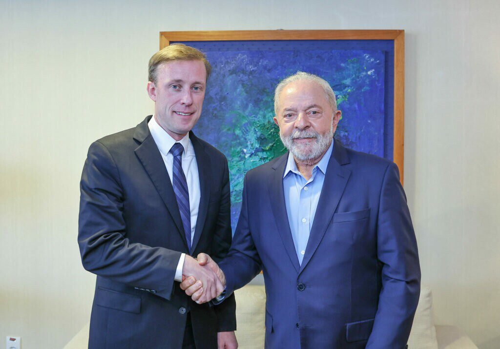 Após reunião com conselheiro dos EUA, Lula adia visita a Biden