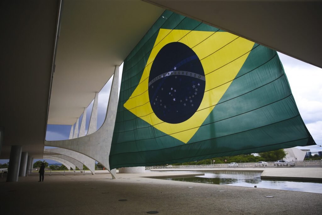 Bandeira do Brasil e hino nacional: deputado do PT propõe proibir “uso político” de símbolos do país
