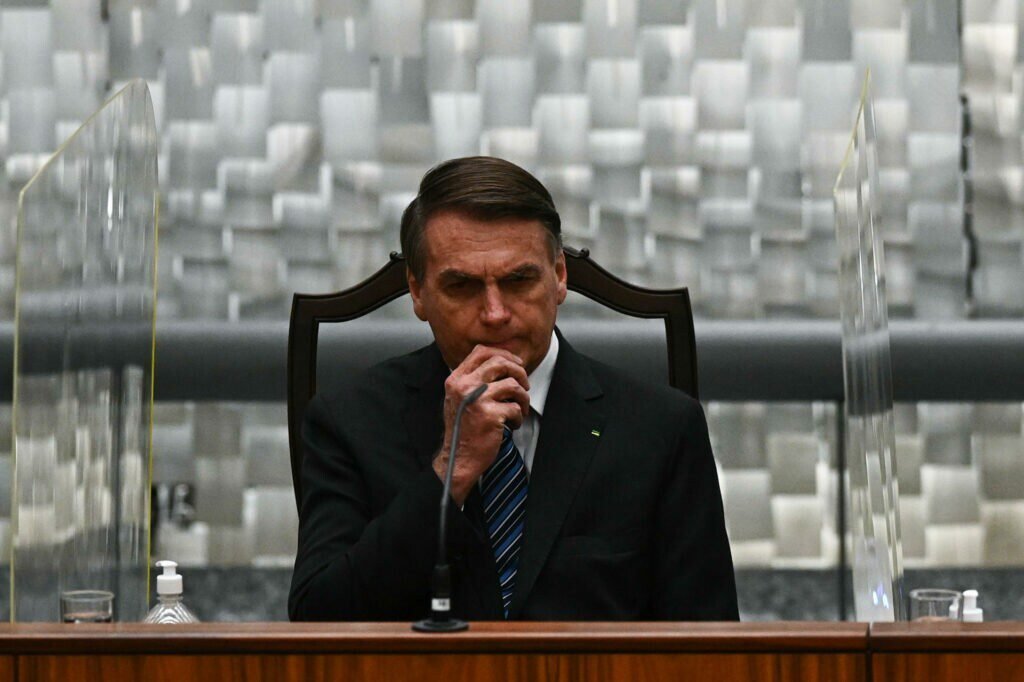 Bolsonaro edita MP que eleva salário mínimo para R$ 1.302