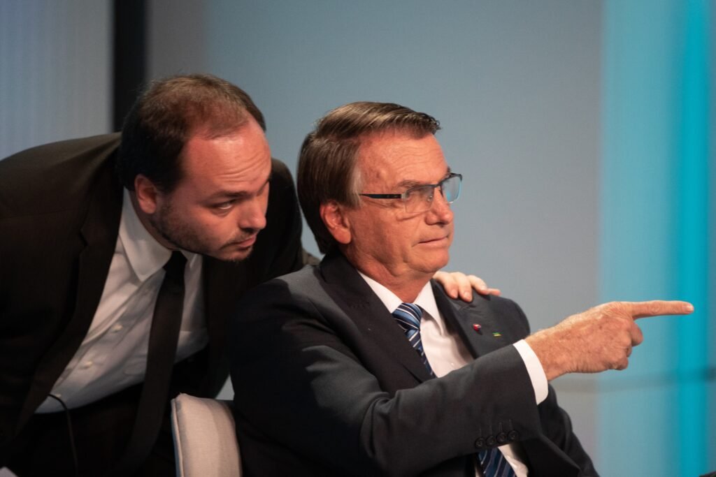Carlos: “Bolsonaro não pode estalar os dedos e resolver tudo”