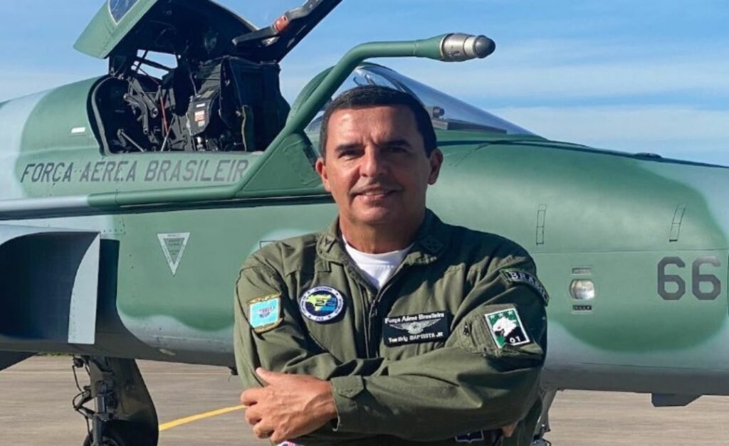 Comandante da Aeronáutica desmente jornalista sobre golpe