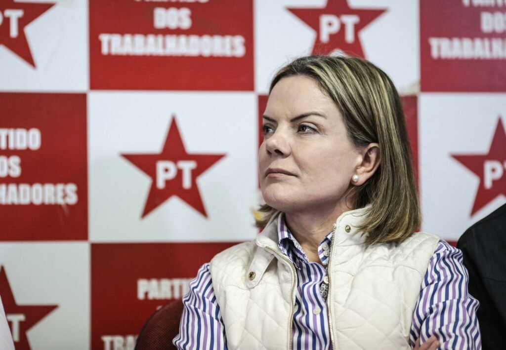 “Covardia”, diz Gleisi sobre viagem de Bolsonaro aos EUA