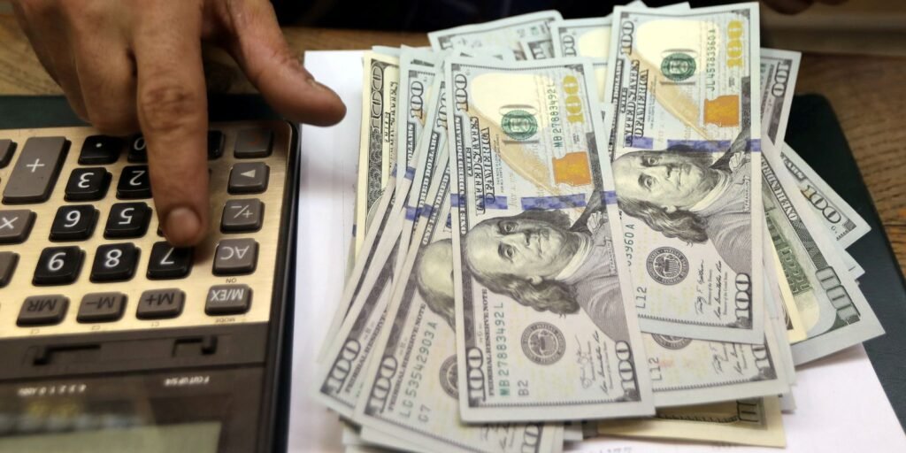 Dólar cai para R$ 5,27 após aprovação da PEC da Transição