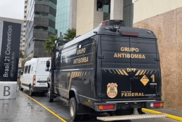 Esquadrão antibomba da PF faz varredura em hotel de Lula