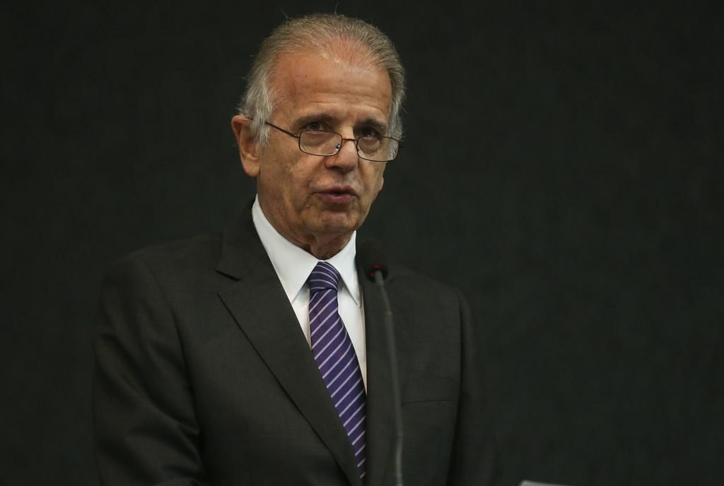 Futuro chefe da Defesa diz que Bolsonaro é “democrata” e “líder”
