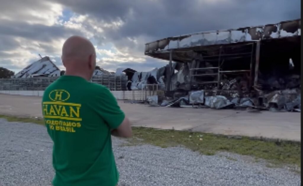 Hang visita loja que pegou fogo na Bahia: “Deus vai reconstruir”