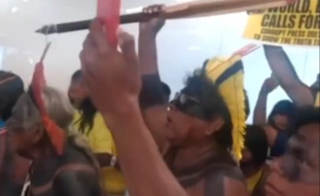 Indígenas invadem aeroporto de Brasília em protesto contra Lula