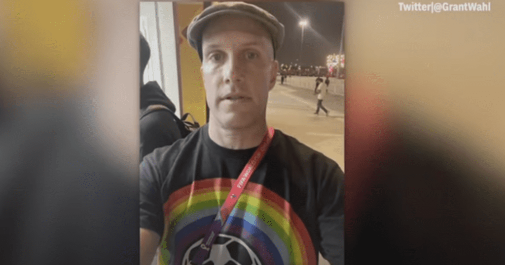 Jornalista barrado por camisa LGBT morre após passar mal em jogo
