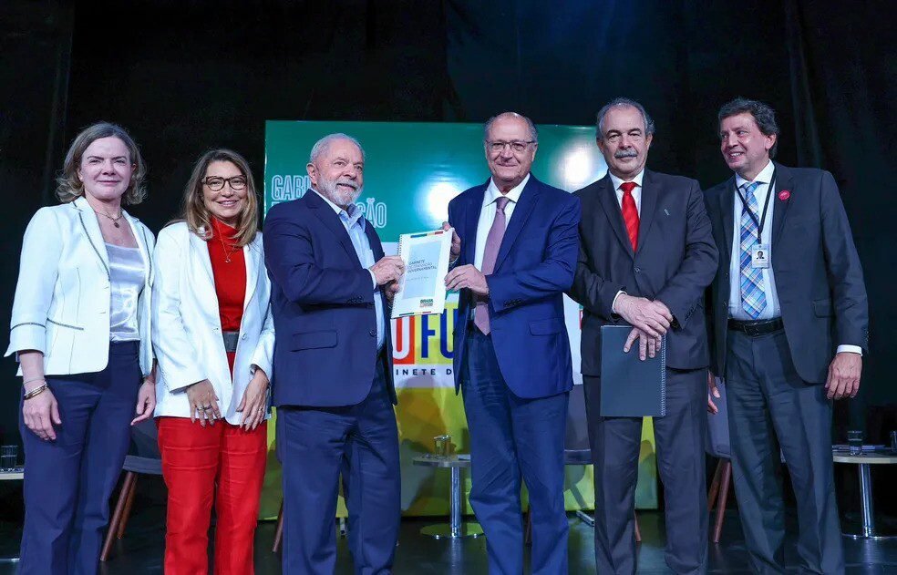 Lula afirma que já começou a governar antes da posse
