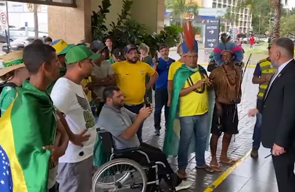 Lula “aproveita” hotel, mas é alvo de protestos da população