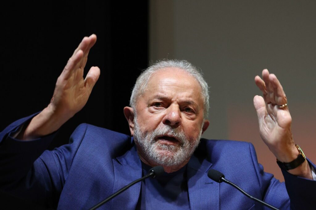 Lula critica sigilo de 100 anos, mas oculta relatório de transição