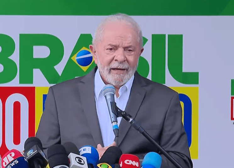 Lula fala em “grandeza” para justificar Gleisi fora do governo