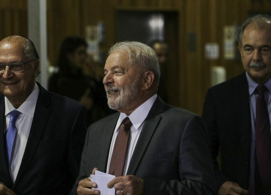 Lula recebe MST e indica criação de conselho para negociar com movimentos sociais