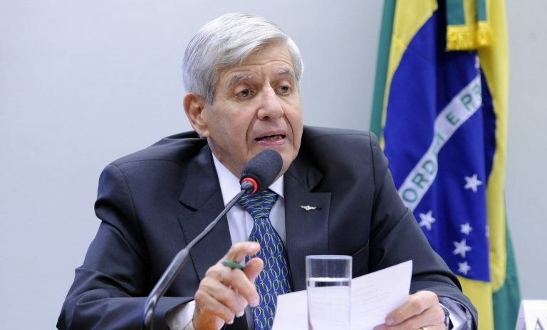 “Não desistam do Brasil”, declara general Heleno a apoiadores