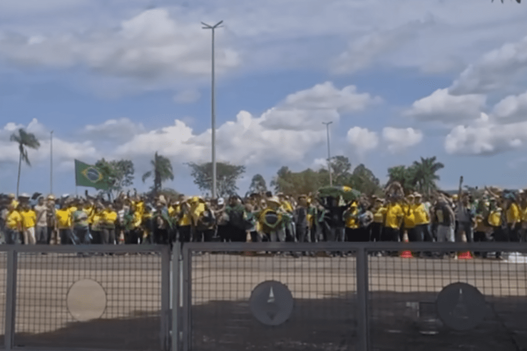 No Alvorada, apoiadores de Bolsonaro protestam contra diplomação de Lula