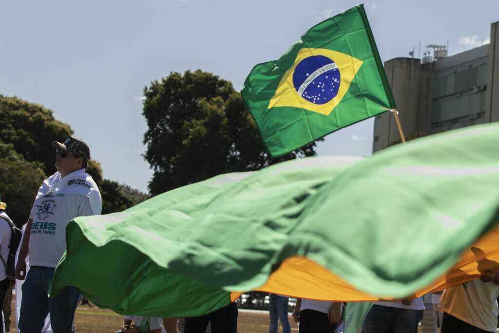 Petista quer barrar bandeira do Brasil em propaganda política