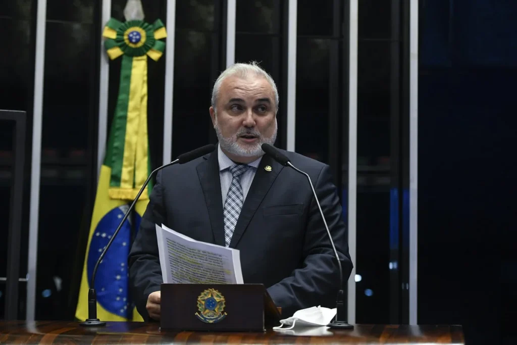 Senador do PT deve ser indicado à presidência da Petrobras