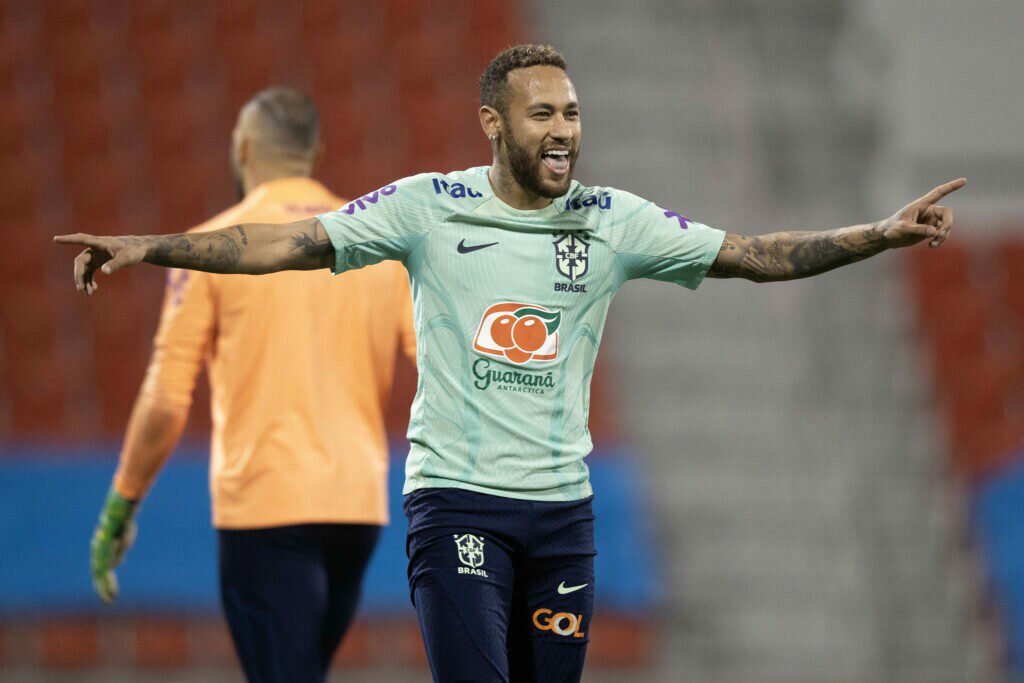 Sorridente, Neymar treina e tem chance de voltar contra a Coreia