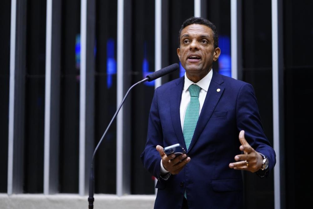 Ao sair do Brasil, Bolsonaro acabou se apequenando, diz Otoni de Paula