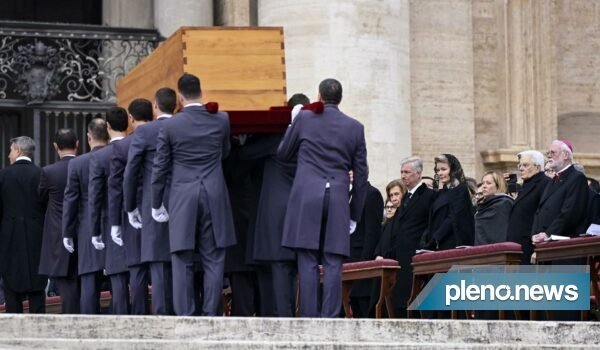 Caixão de Bento XVI é levado para a Basílica de São Pedro
