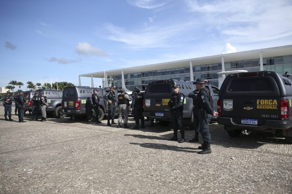 Com forte esquema, agentes reforçam segurança na Praça dos Três Poderes