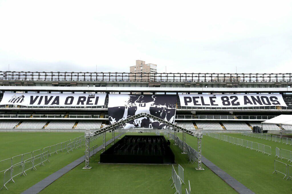 Corpo de Pelé chega ao estádio da Vila Belmiro para velório