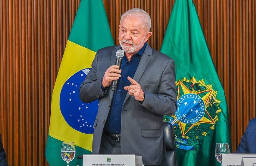 Em crise com militares, Lula dispensa número dois do GSI