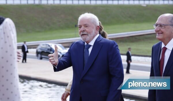 Em sessão no Congresso, Lula é empossado como presidente