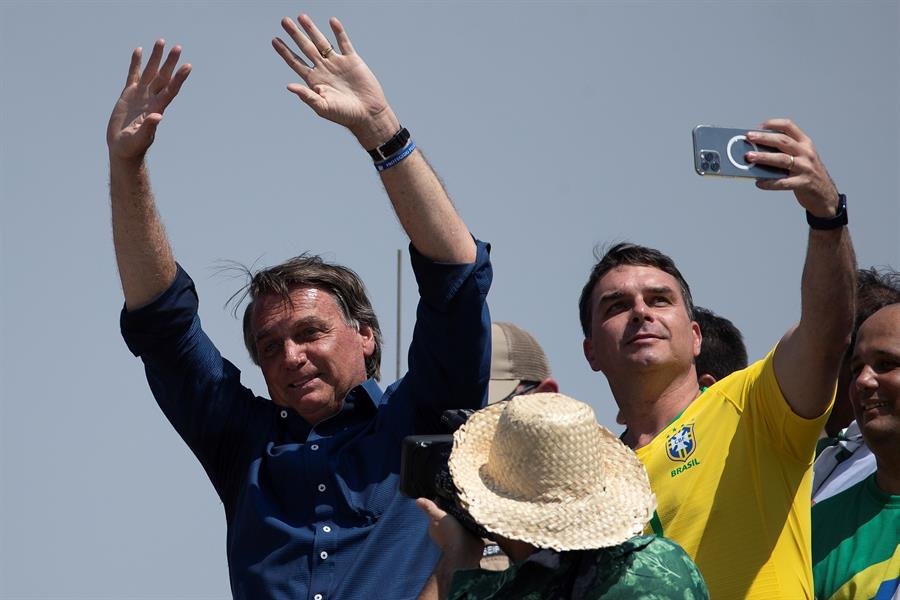 Flávio diz não saber quando Jair Bolsonaro voltará ao Brasil